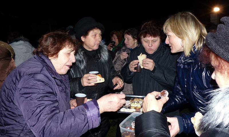 ZE SLAVNOSTI U KAPLE SV. VÁCLAVA VE STARÉM KLÍČOVĚ. Nový betlém byl důvodem k sešlosti a zpěvu.