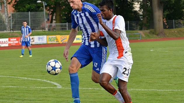 Libor Tafat (v modrobílém) v dresu Jiskry Domažlice v domácím duelu ČFL  proti svému předchozímu klubu FC Chomutov.