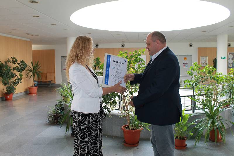 Předání mezinárodního certifikátu kvality řediteli Domažlické nemocnice Petrovi Hubáčkovi.