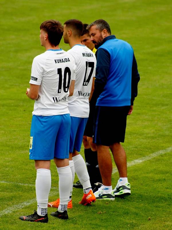 3. kolo FORTUNA ČFL A: Dynamo České Budějovice B - TJ Jiskra Domažlice (hráči v bílých dresech) 0:1 (0:1).