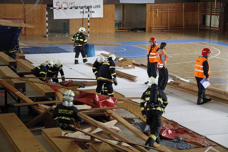 Záchranná akce v domažlické sportovní hale.