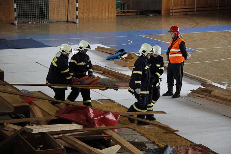 Záchranná akce v domažlické sportovní hale.