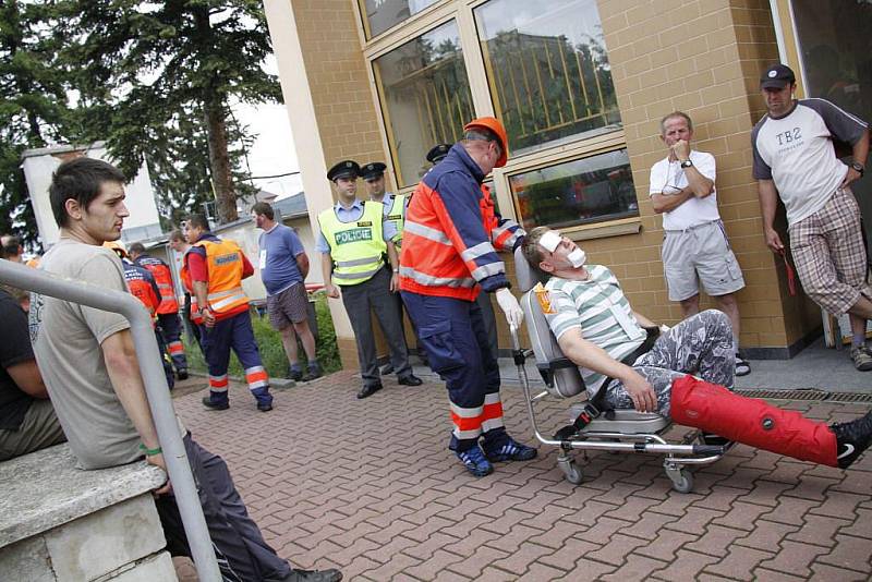 Záchranná akce v domažlické sportovní hale.