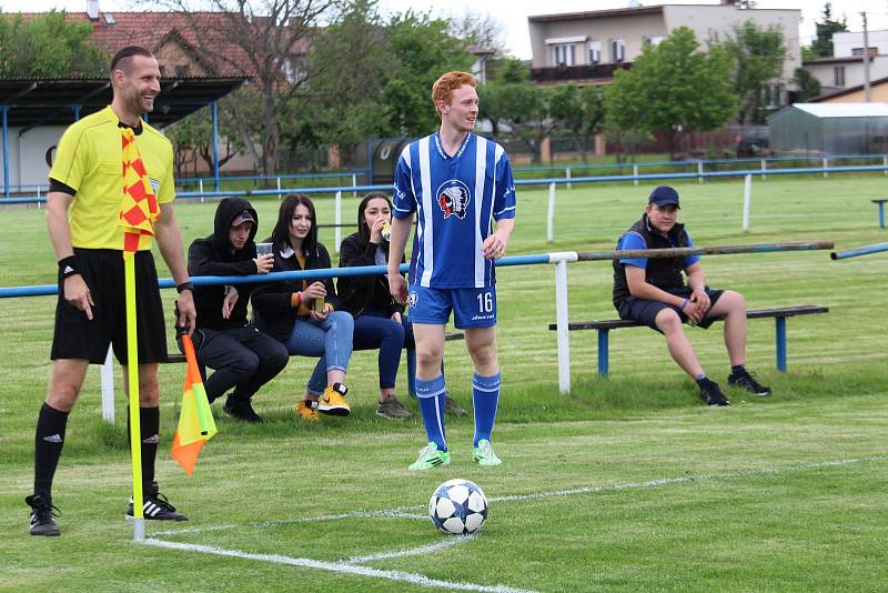 Staňkovští fotbalisté zdolali hokejisty Plzně 4:2.