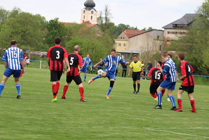 Staňkovští fotbalisté zdolali hokejisty Plzně 4:2.