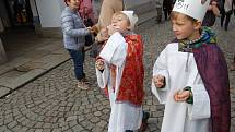 Tříkrálová sbírka v Domažlicích byla zahájena v sobotu hodinu po poledni v arciděkanském kostele Narození Panny Marie.