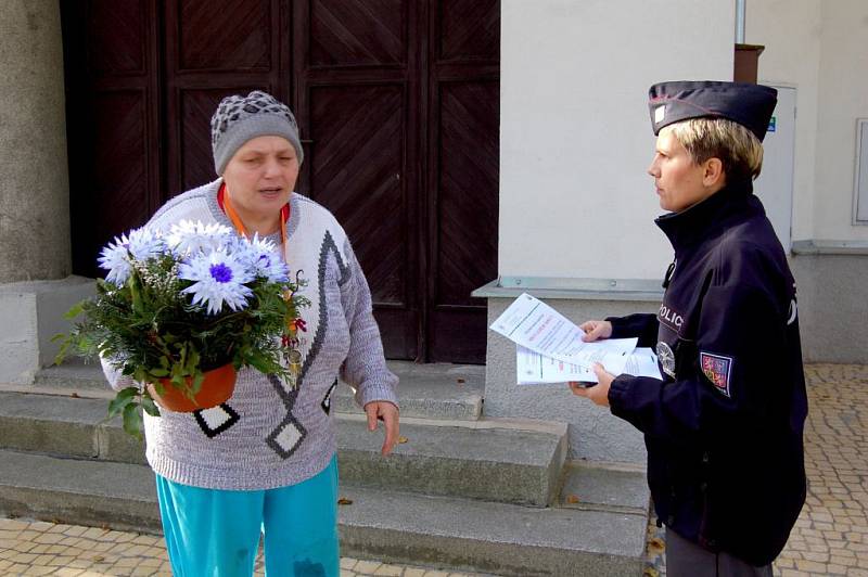 Policisté varují návštěvníky hřbitovů před zloději.