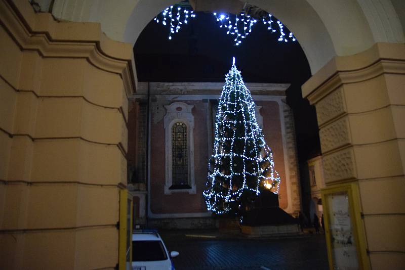 Vánoční strom v Domažlicích už svítí.