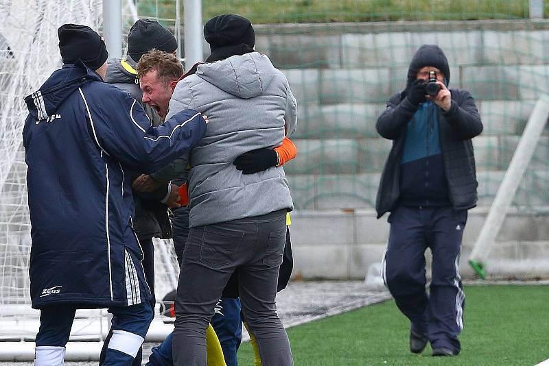 19. kolo KPM: Slavia Vejprnice - Jiskra Domažlice B (žlutí) 1:2.