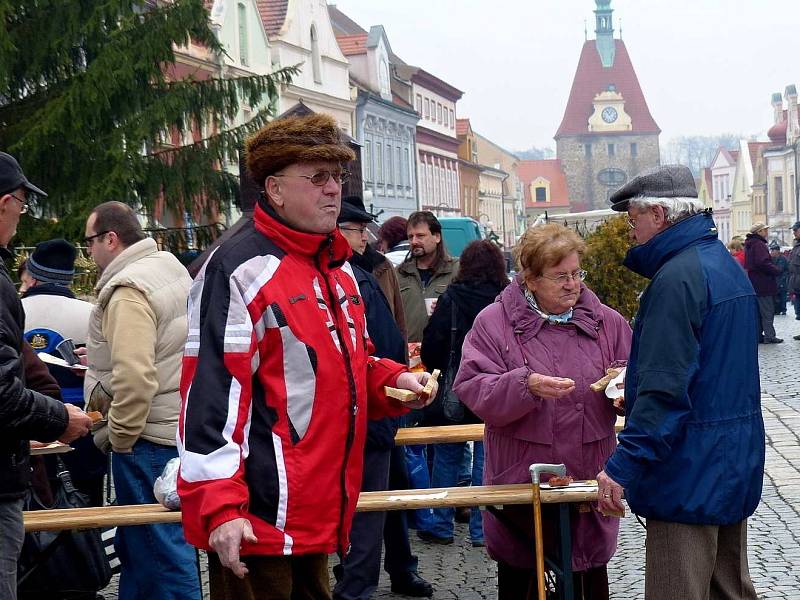 V Domažlicích dnes začaly Vánoční trhy a konaly se současně s tradičními středečními.