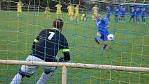 FOTBALOVÁ I.B TŘÍDA: Tatran Chodov (ve žlutém) - TJ Chodský Újezd (v modrém) 2:2 (2:0), na PK 3:4.