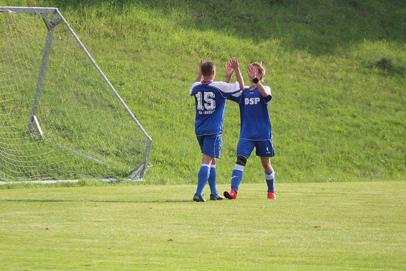 Jedenáctigólová demolice Chodova B (oranžové fresy) v Mrákově s místní rezervou (modré dresy).