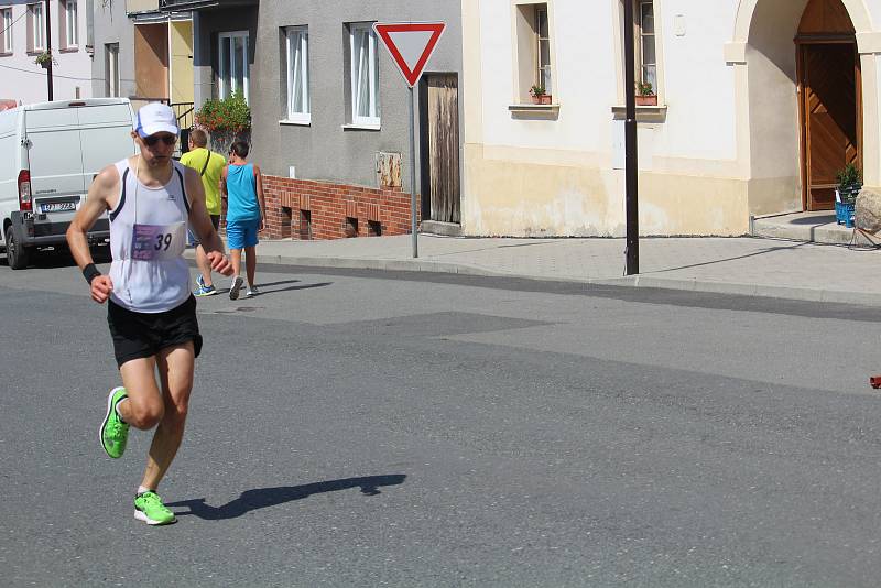 Jubilejní ročník přeshraničního běhu se těšil rekordní účasti 129 závodníků.