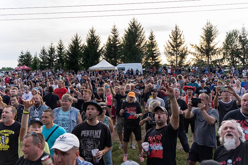 Rockový open-air festival Pekelný ostrov zahájily ve čtvrtek 30. června 2022 kapely MASH Tribute, Zvlášňý škola a Kabát revival WEST.