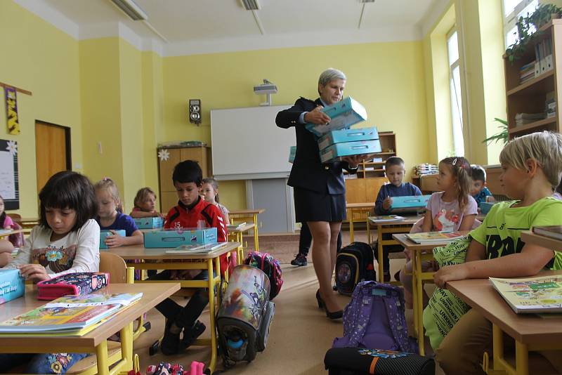 Prvňáci dostávali kufříky od Policie ČR. Byli i v Klenčí pod Čerchovem.