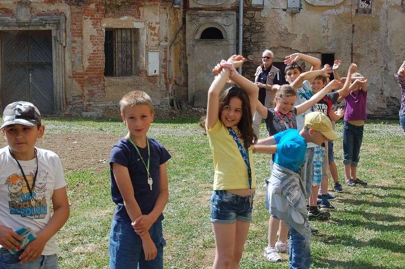 Školáci i další obyvatelé Poběžovic v úterý objali tamní zámek.