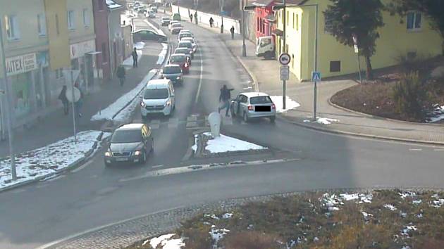 Střet Škody Fabie s chodcem v domažlické Kozinově ulici zaznamenal městský kamerový systém.