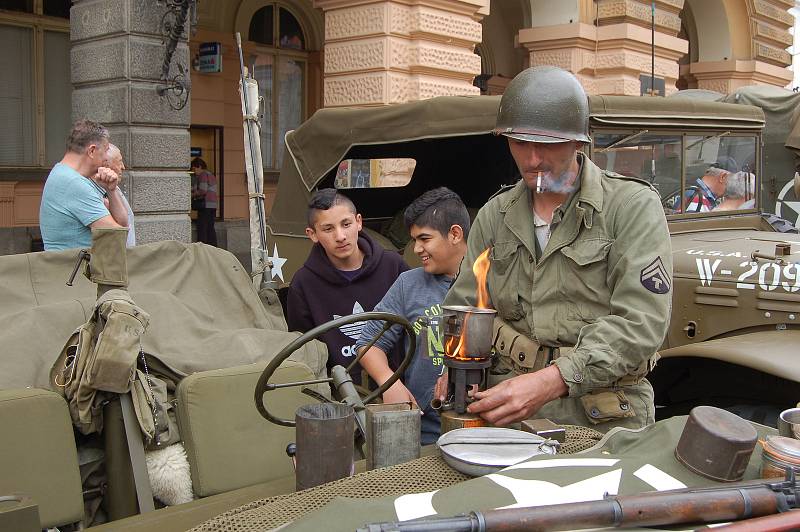 Vojenská technika 16. obrněné divize Liberty Run na domažlickém náměstí.