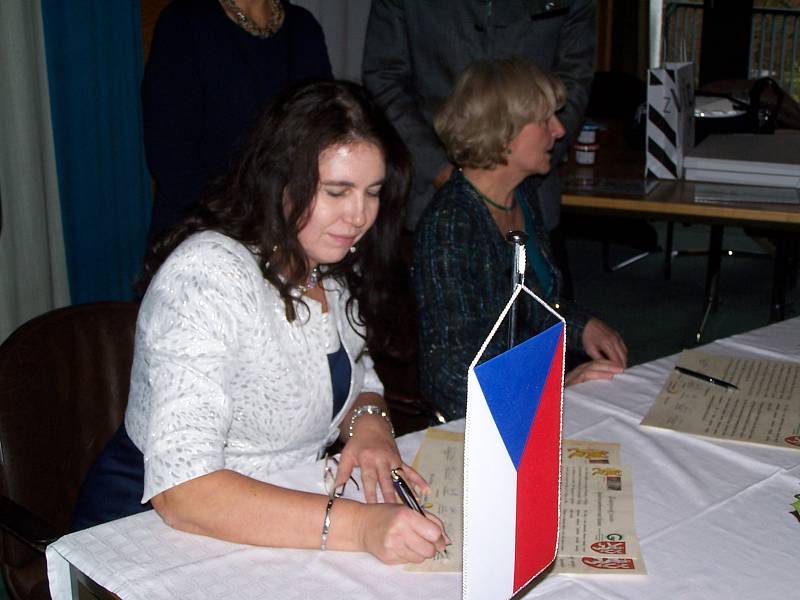 Slavnostní podpis partnerské smlouvy mezi GJŠB a chamskou Realschule.