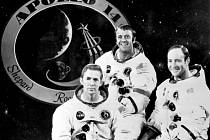 Posádka kosmické lodi Apollo 14 . Na sn. zleva : Stuart Ross, Alan Shepard a Edgar Mitchell - před znakem,který symbolizuje jejich let.