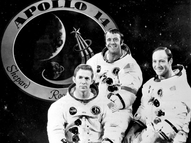 Posádka kosmické lodi Apollo 14 . Na sn. zleva : Stuart Ross, Alan Shepard a Edgar Mitchell - před znakem,který symbolizuje jejich let.