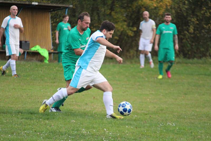 Sokol Babylon (v bílém) - Sokol Luženice (v zeleném) 0:1 (0:1).