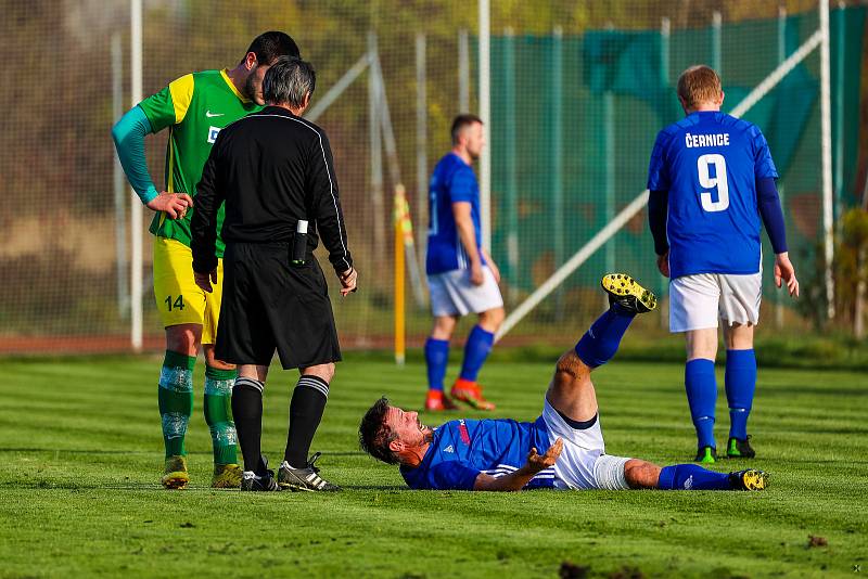 Fotbalisté TJ START Tlumačov (na snímku fotbalisté v zelených dresech).