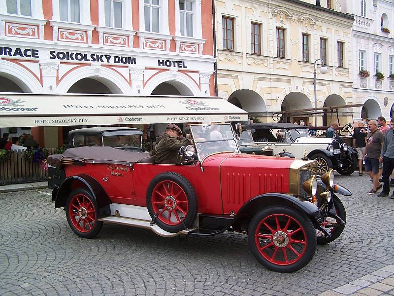 Ze 45. jízdy historických vozidel.