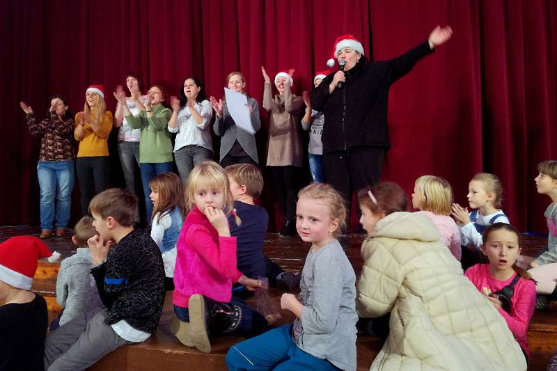 V neděli 2. prosince se v holýšovském kulturním domě konal vánoční jarmark ZŠ.