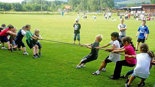 Ze Sportovního dne na hřišti Spartaku v Klenčí pod Čerchovem. Vedle trojboje a fotbalového klání došlo i na přetahování lanem.