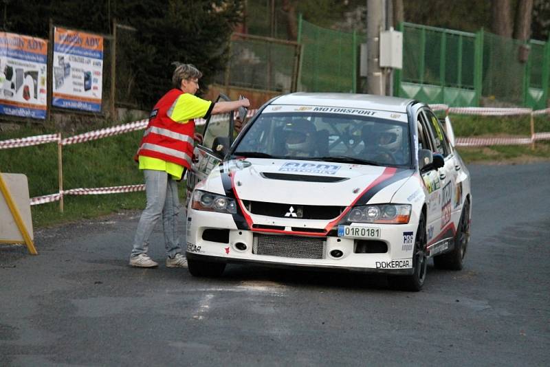 Cíl jedné rychlostní zkoušky byl opět na Hájovně u Kdyně. A vozy WRC přilákaly mnohem víc diváků než v předešlých letech. Auta diváků stála až do staré Kdyně.