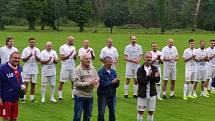 Přátelský zápas mužstva Real Top Praha a SK Krchleby skončil 7:1. Součástí byla i benefice. Výtěžek putoval organizaci Pomocné tlapky. Foto: archiv Staňkova