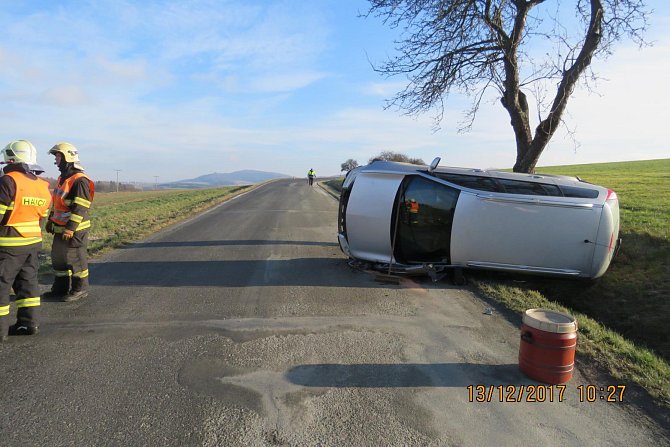 Nehoda na silnici mezi Mrákovem a Koutem na Šumavě.