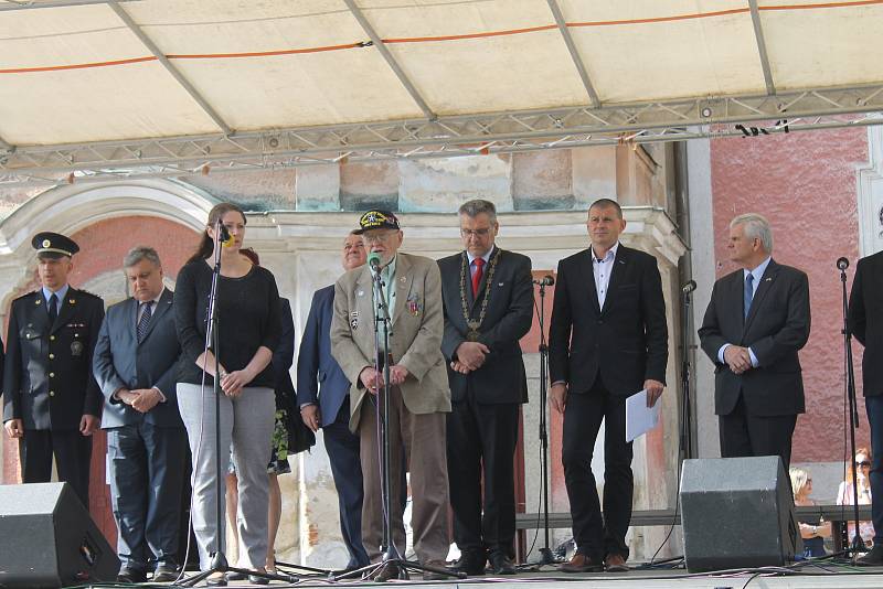 Na 73. výročí konce druhé světové války dorazil válečný veterán James Duncan (93), který Domažlice osvobozoval.