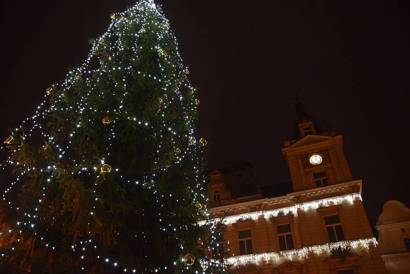 Vánoční strom v Domažlicích už svítí.