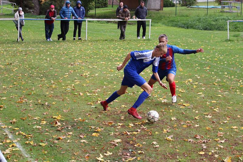 Sokol Milavče (v modrém) - SK Poběžovice (v červenomodrém) 3:0 (0:0).