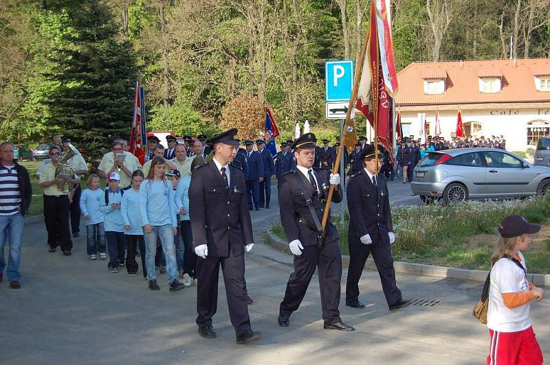 Průvod hasičů v Domažlicích k uctění patrona - svatého Floriana.