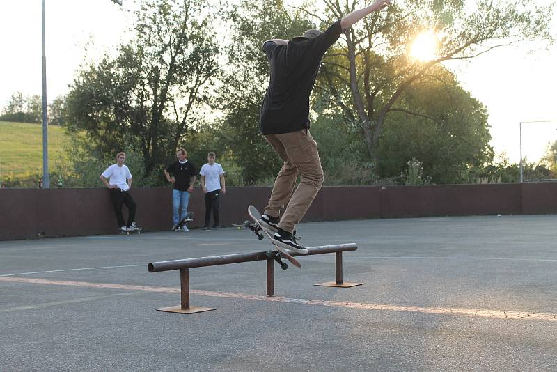 Mladí se na skateparku na umělém hřišti ve Kdyni rozloučili s prázdninami poprvé.