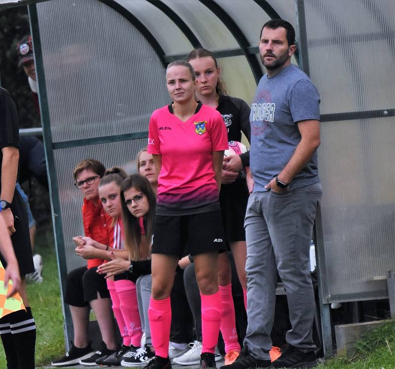 2. kolo divize C ženy: TJ Hradiště - TJ Jiskra Domažlice (na snímku fotbalistky v modrých dresech) 4:1 (2:1).