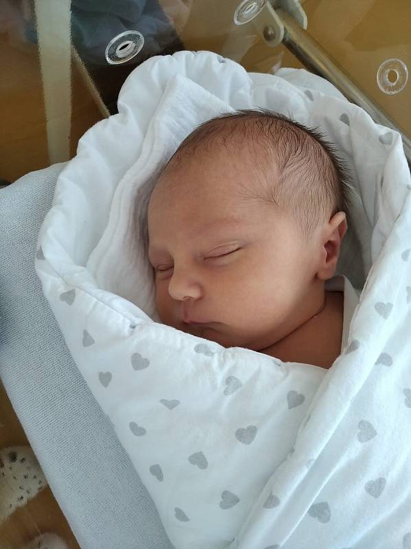 Ondřej Krahulec z Klatov se narodil 18. května v 15:38 hodin v klatovské porodnici s mírami 49 cm a 3450 g. Na světě ho společně přivítali rodiče Aneta a Jan. Doma se na brášku těšil tříletý Martínek.