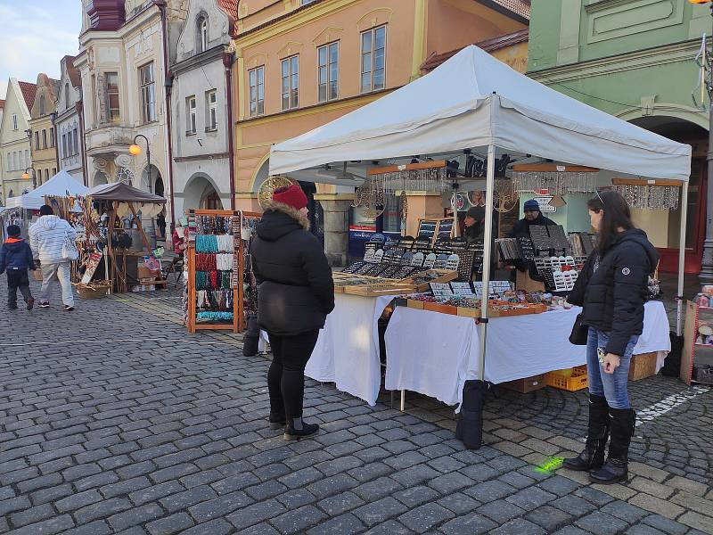 Jednodenní Vánoční trhy v Domažlicích přilákaly v sobotu 18. prosince spoustu návštěvníků. Lidé zavzpomínali i na Havla, který zemřel přesně před deseti lety.