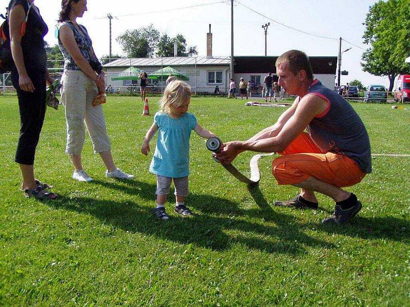 Z ´čundrcoutry´ - oslavy dne dětí v Újezdě.