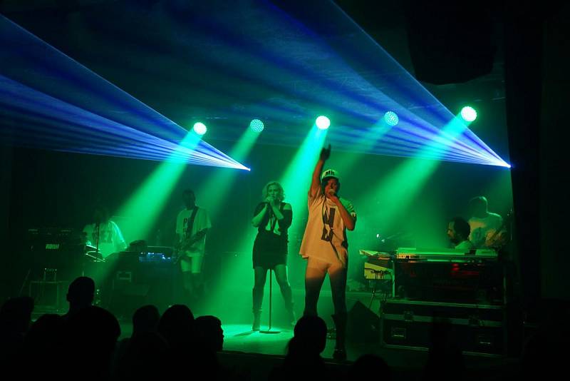 Přední česká kapela Monkey Bussiness potěšila své fanoušky sobotním vystoupením v domažlickém Městském kulturním středisku.