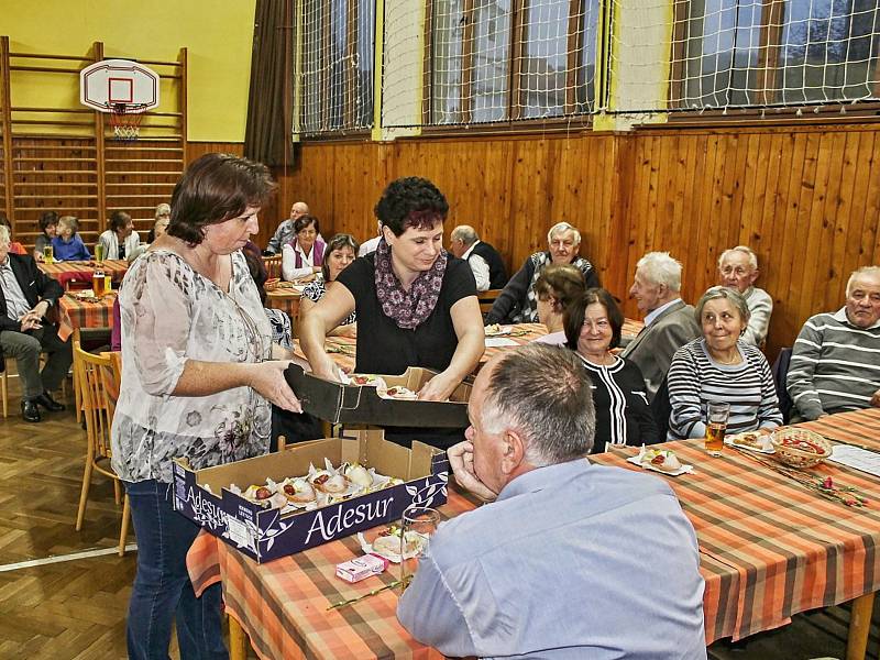 Ze seniorského odpoledne v sále kulturního domu v Pocinovicích.