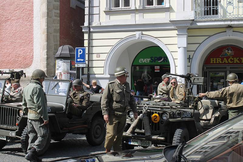 Na 73. výročí konce druhé světové války dorazil válečný veterán James Duncan (93), který Domažlice osvobozoval.