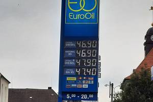 Na čerpací stanici EuroOil v Holýšově se ve středu 1. června ceny snížily, benzín byl za 45,10 korun a nafta za 46,40 korun.