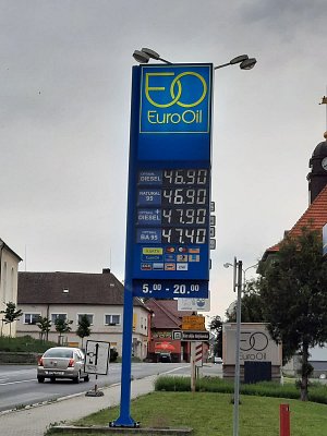 Na čerpací stanici EuroOil v Holýšově se ve středu 1. června ceny snížily, benzín byl za 45,10 korun a nafta za 46,40 korun.