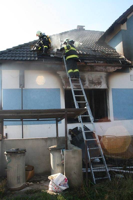 HASIČI PŘI ZÁSAHU V BŘEZÍ. Hořela tam budova, v níž byl před lety noční klub.