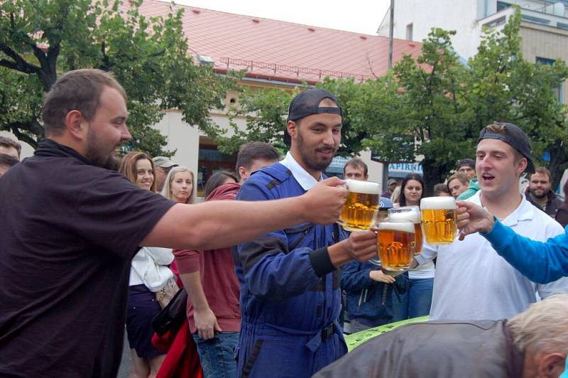 DOBRODRUHY, kteří se ve starých Felicicíh vydali až k hranicím Číny, vítaly při jejich návratu na kdyňské náměstí desítky lidí.