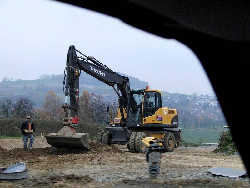 V příhraničním Furthu im Wald vyrůstá i v těchto dnech obchvat. 